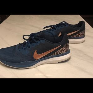 Nike women’s tennis shoes 7.5